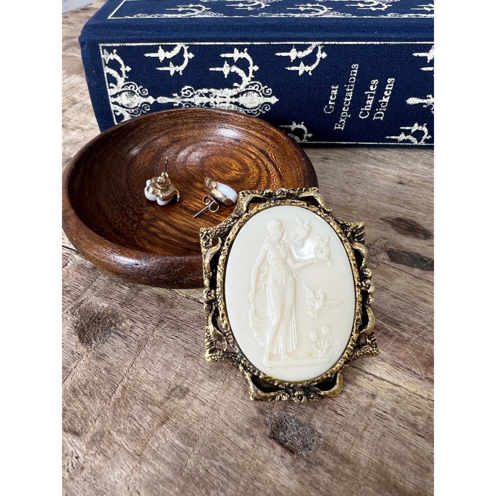 Vintage Hattie Carnegie White Cameo Style Brooch Pendant Goddess‎ Athena - Picture 2 of 6